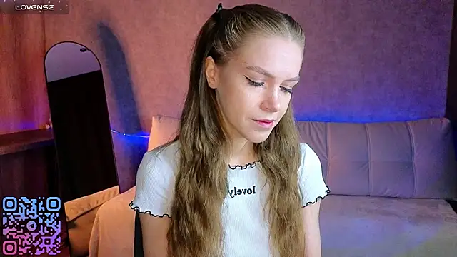 Snapshot of melee_eva chatting on April 12, 2026, 7:46 am melee eva online show from April 12, 2026, 7:46 am