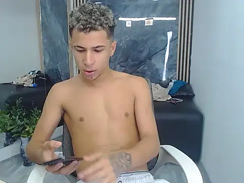 Hollmanhot online show from April 7, 2026, 2:23 am