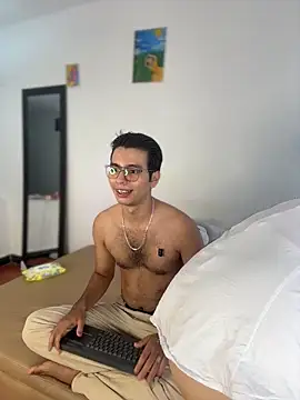 Mia-Valeria- online show from May 7, 2026, 9:42 pm