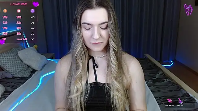 Smi1eF1ower online show from February 25, 2026, 6:06 pm