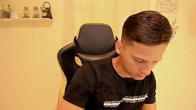 sexy andres01 online show from May 14, 2026, 1:40 pm