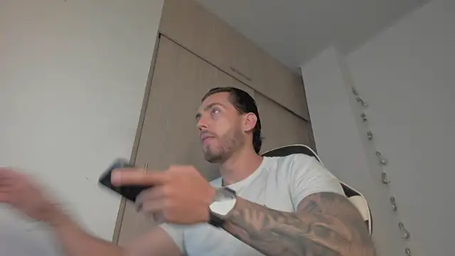 Axel  Blaze online show from April 8, 2026, 12:16 pm