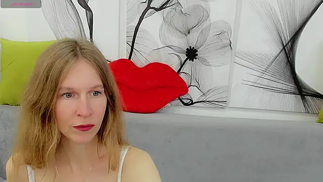 Snapshot of Mira_XOo chatting on April 9, 2026, 2:00 pm Mira XOo online show from April 9, 2026, 2:00 pm