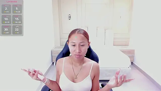 LESLYSIMPSON online show from April 8, 2026, 7:25 pm