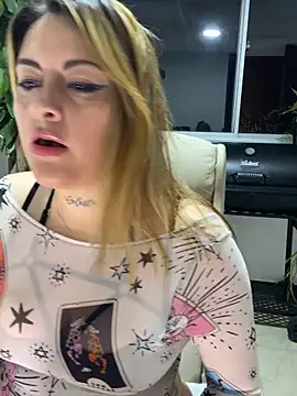 Snapshot of Serena_glow chatting on March 3, 2026, 11:43 pm Serena glow online show from March 3, 2026, 11:43 pm