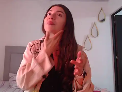 Julietaamado online show from June 19, 2026, 4:44 pm
