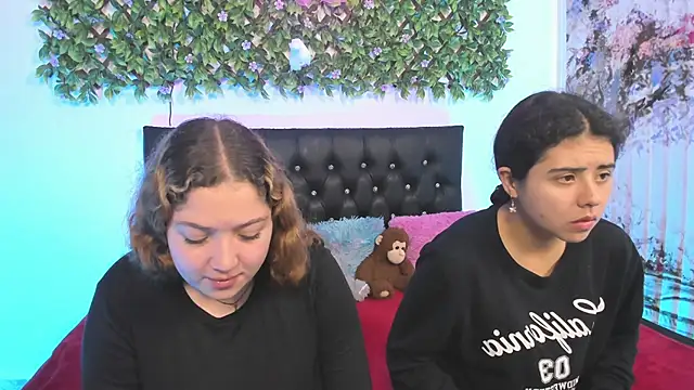 Snapshot of valeria_and_zoe chatting on April 28, 2026, 2:00 pm valeria and zoe online show from April 28, 2026, 2:00 pm
