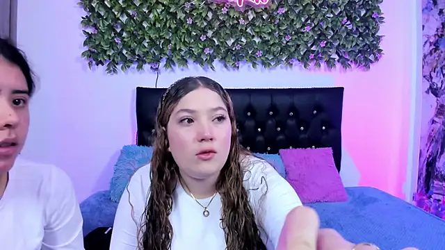 Snapshot of valeria_and_zoe chatting on May 29, 2026, 2:04 pm valeria and zoe online show from May 29, 2026, 2:04 pm