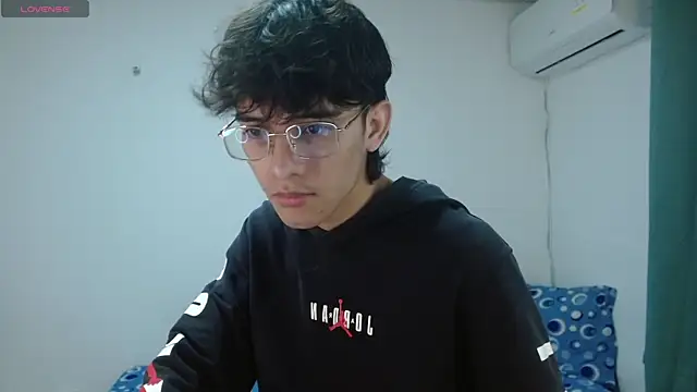 Snapshot of noah_millerx chatting on May 2, 2026, 3:33 am noah millerx online show from May 2, 2026, 3:33 am