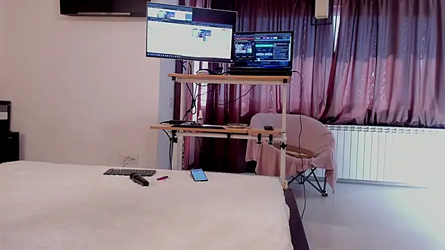 Snapshot of LadyAriaHunt chatting on April 6, 2026, 9:10 am LadyAriaHunt online show from April 6, 2026, 9:10 am