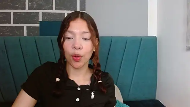 Snapshot of Sweet_kitty_05 chatting on April 23, 2026, 11:29 pm Sweet kitty 05 online show from April 23, 2026, 11:29 pm