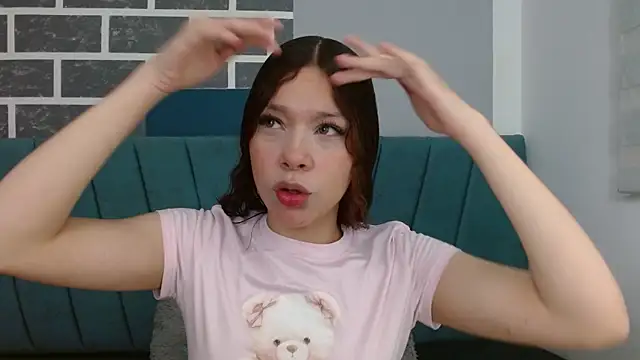 Snapshot of Sweet_kitty_05 chatting on May 1, 2026, 11:42 pm Sweet kitty 05 online show from May 1, 2026, 11:42 pm