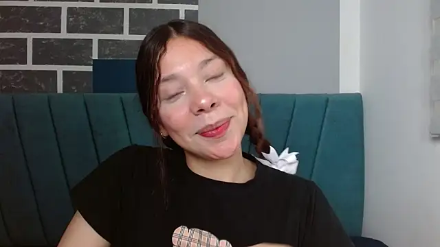 Snapshot of Sweet_kitty_05 chatting on May 5, 2026, 12:40 am Sweet kitty 05 online show from May 5, 2026, 12:40 am