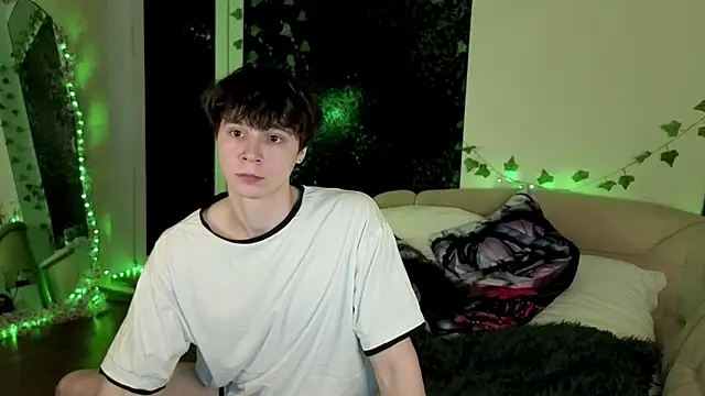 Snapshot of AnthonyCuutie chatting on April 15, 2026, 6:48 pm AnthonyCuutie online show from April 15, 2026, 6:48 pm