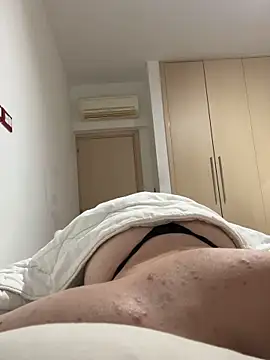 GloriaKariolaki online show from April 18, 2026, 4:33 pm