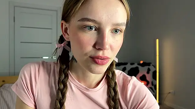 Lolatatee online show from March 8, 2026, 3:05 pm