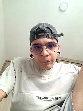 Snapshot of SweetMilo chatting on March 1, 2026, 8:22 pm SweetMilo online show from March 1, 2026, 8:22 pm