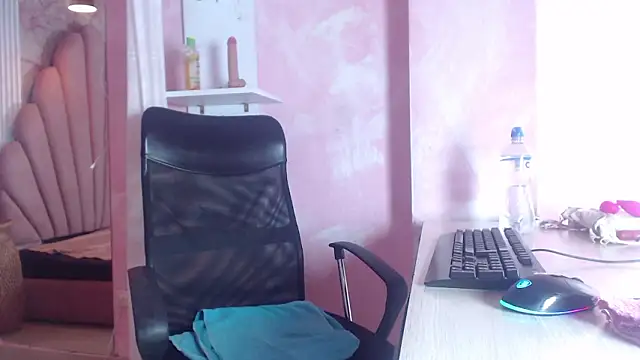 Siena Bouer online show from March 15, 2026, 3:45 am