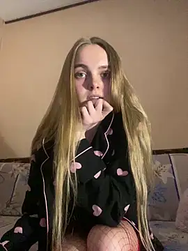 Snapshot of LunaVey chatting on May 13, 2026, 6:16 pm LunaVey online show from May 13, 2026, 6:16 pm