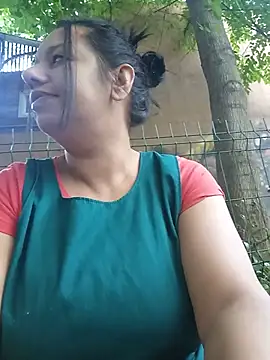 Snapshot of roxana_e43 chatting on July 7, 2026, 4:37 am roxana e43 online show from July 7, 2026, 4:37 am