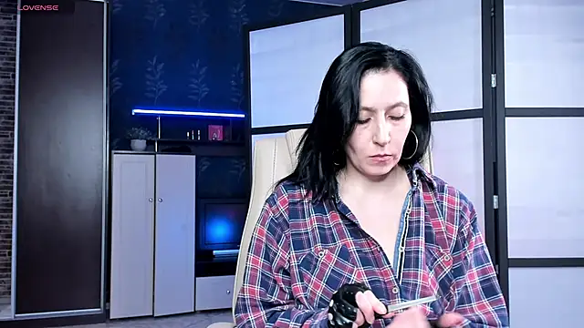 Snapshot of Lucky_Milf chatting on April 4, 2026, 3:42 pm Lucky Milf online show from April 4, 2026, 3:42 pm