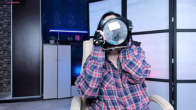 Snapshot of Lucky_Milf chatting on April 5, 2026, 2:03 pm Lucky Milf online show from April 5, 2026, 2:03 pm