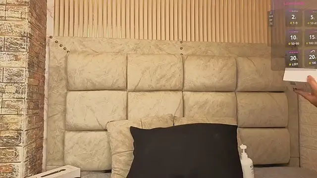 amarahanks11 online show from April 14, 2026, 4:18 am