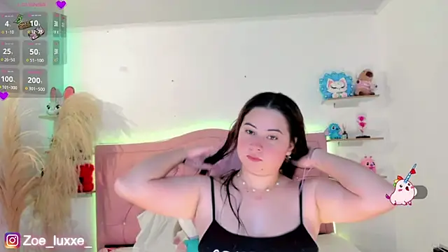 Snapshot of Zoe_Luxxe_ chatting on April 18, 2026, 9:04 pm Zoe Luxxe online show from April 18, 2026, 9:04 pm