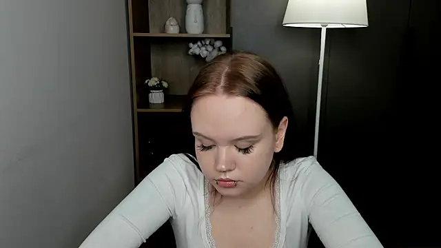 Snapshot of LeahAllsop chatting on March 3, 2026, 8:42 am LeahAllsop online show from March 3, 2026, 8:42 am