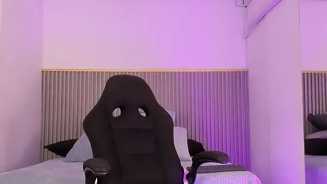 ashvalentine  online show from April 12, 2026, 7:41 pm