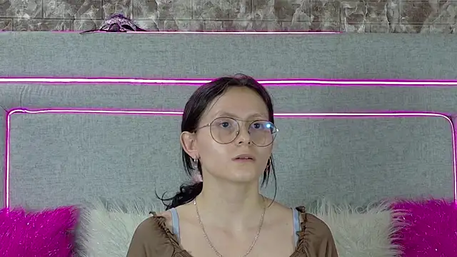 Snapshot of Naomimolie chatting on July 16, 2026, 12:00 pm Naomimolie online show from July 16, 2026, 12:00 pm
