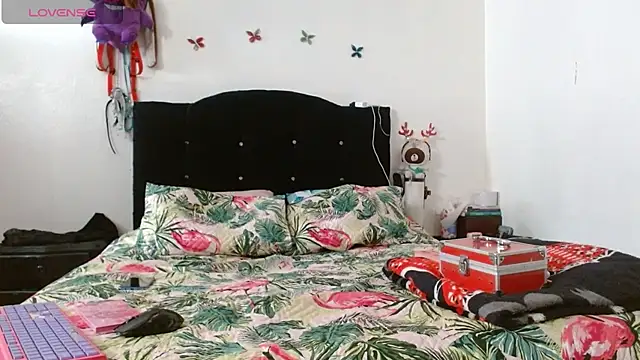 Snapshot of naomi_unu chatting on June 19, 2026, 4:11 pm naomi unu online show from June 19, 2026, 4:11 pm
