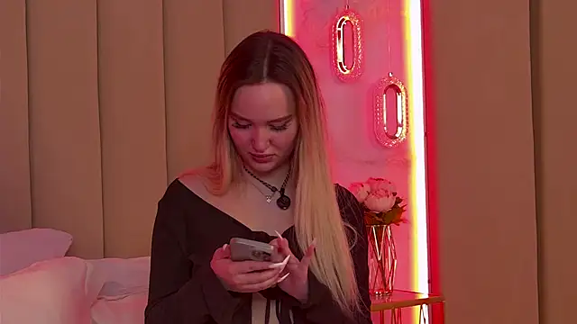 JuliaHotty  online show from March 14, 2026, 5:29 pm