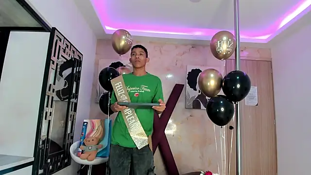 SKINNY BOYXXX online show from April 15, 2026, 7:37 am