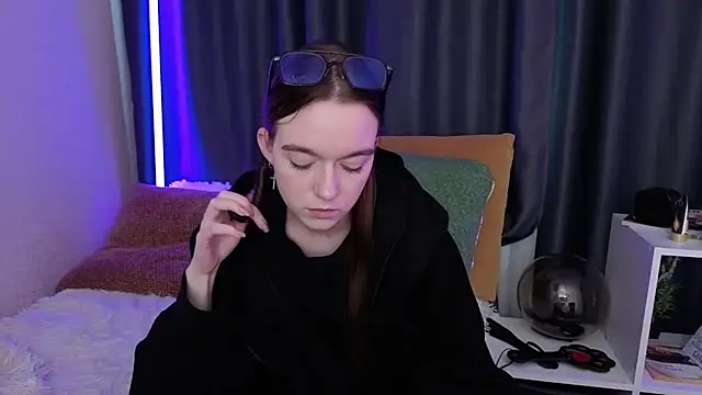 Snapshot of SunyLily chatting on June 7, 2026, 6:39 am SunyLily online show from June 7, 2026, 6:39 am