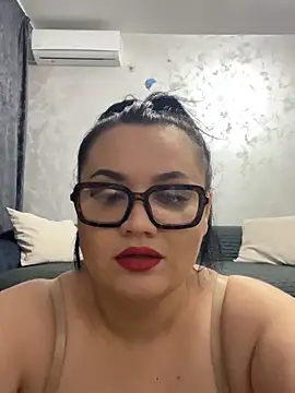 julietalovee online show from March 28, 2026, 3:11 pm