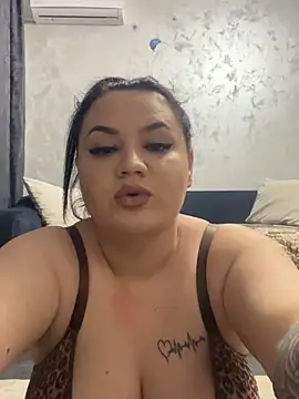 julietalovee online show from April 26, 2026, 5:21 pm