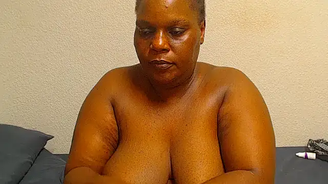 Snapshot of Busty42DDZA chatting on May 1, 2026, 4:17 am Busty42DDZA online show from May 1, 2026, 4:17 am