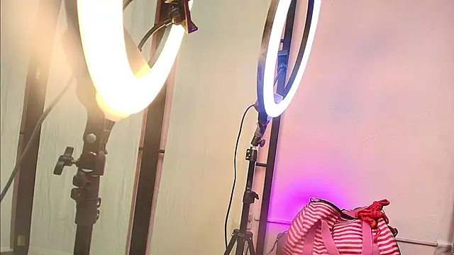 mia turnerr online show from April 28, 2026, 4:17 am