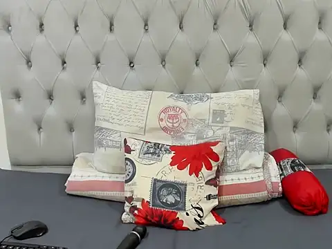 DarkBubble xx online show from March 12, 2026, 9:43 pm