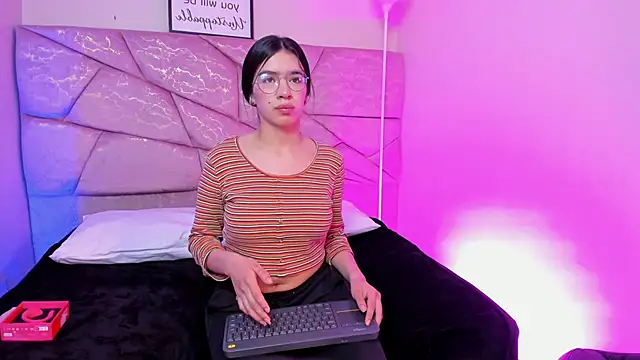 Snapshot of Amara_Velle chatting on May 29, 2026, 12:58 pm Amara Velle online show from May 29, 2026, 12:58 pm