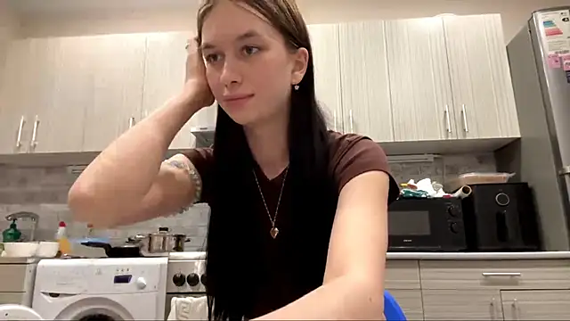 LaraDraggoo online show from March 28, 2026, 7:35 pm