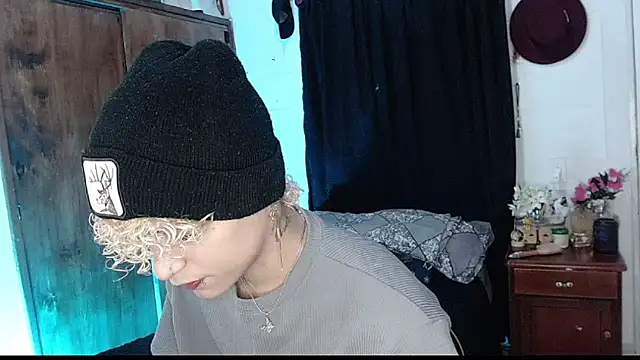 Lucke Ccollins online show from April 1, 2026, 12:33 am