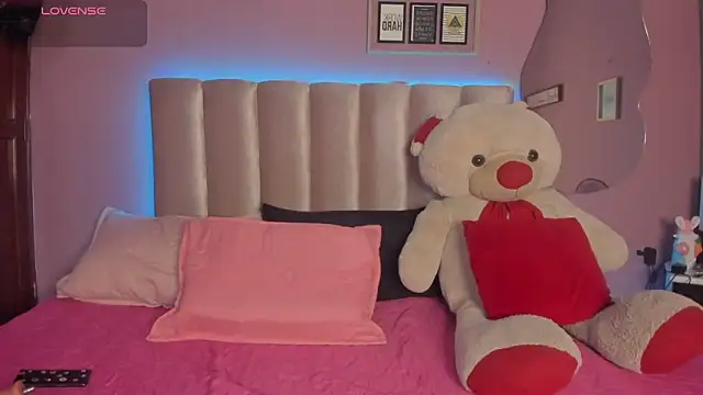 nikkita dragon  online show from April 18, 2026, 8:20 pm