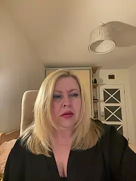 JanieLight53 online show from June 17, 2026, 10:32 pm