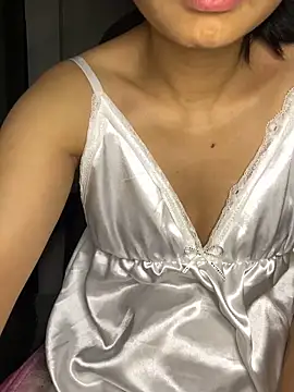 -Lilyn- online show from April 24, 2026, 4:42 pm