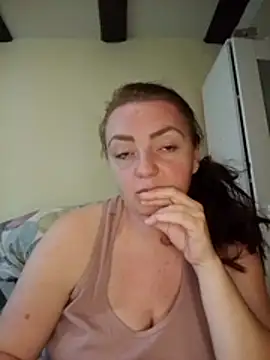 Bella-Monroe online show from May 3, 2026, 4:24 pm