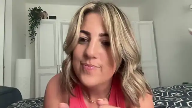 Snapshot of annabellewarick chatting on June 15, 2026, 3:47 pm annabellewarick online show from June 15, 2026, 3:47 pm