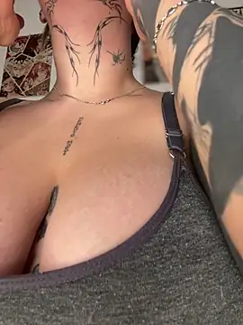 CarolQueen1  online show from April 19, 2026, 12:37 pm