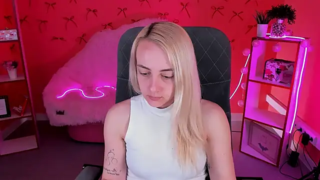 CarolMoor online show from April 15, 2026, 9:16 am